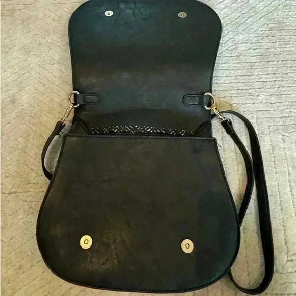 Beautiful black faux leather saddle purse with handle and strap - Picture 4 of 8